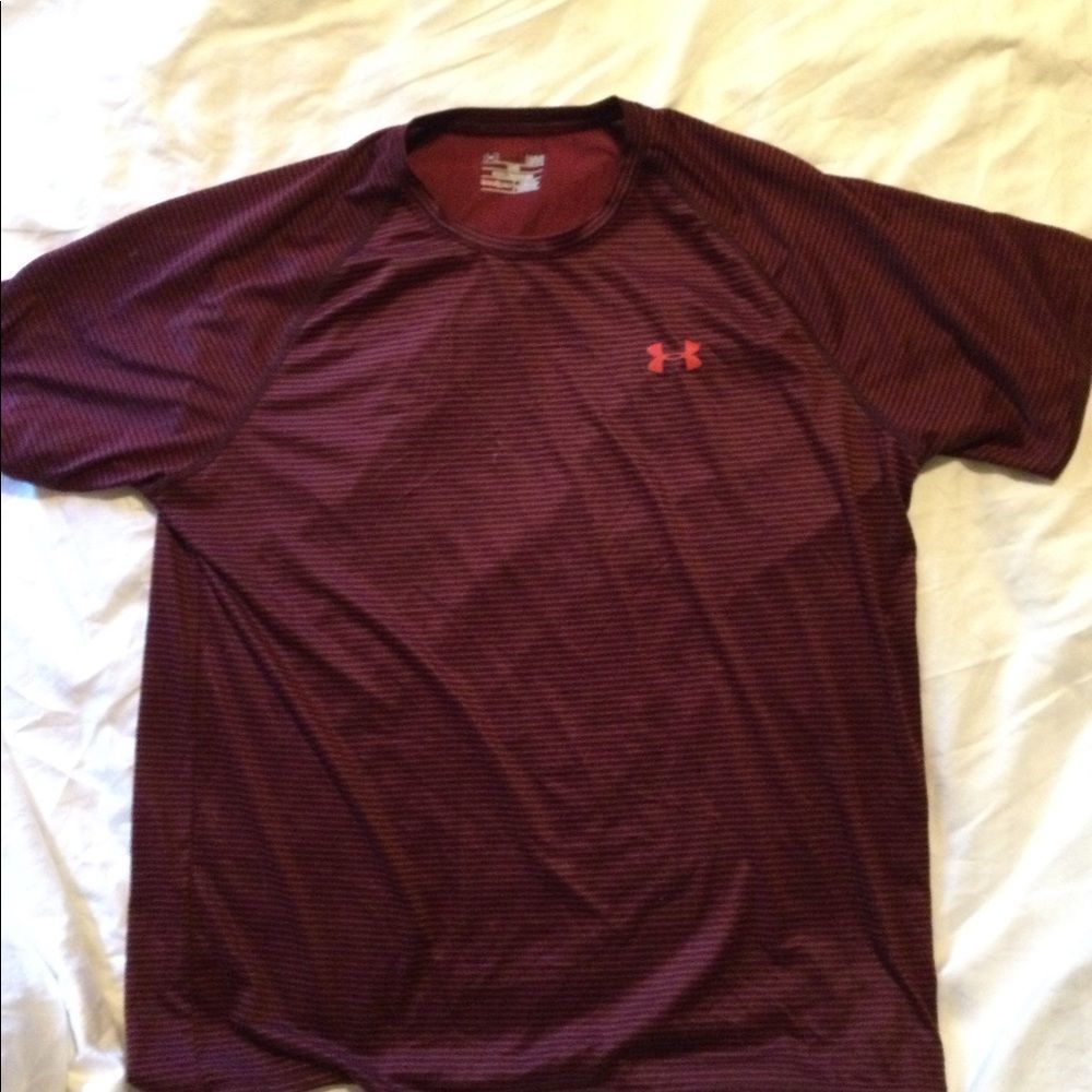 Under armor Mens cold gear short sleeve top with logos front & back large loose